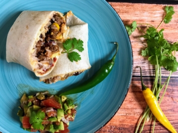 Burrito wołowe z domowej roboty sałatką a la guacamole