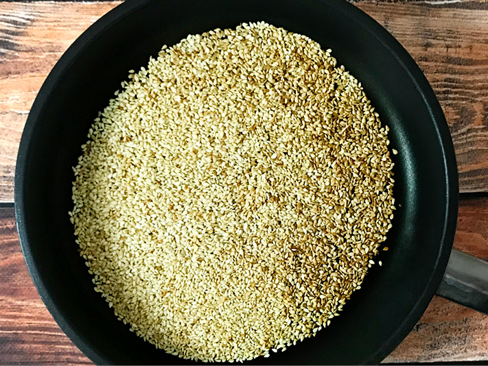 Makaron ryżowy smażony z łososiem i miętą